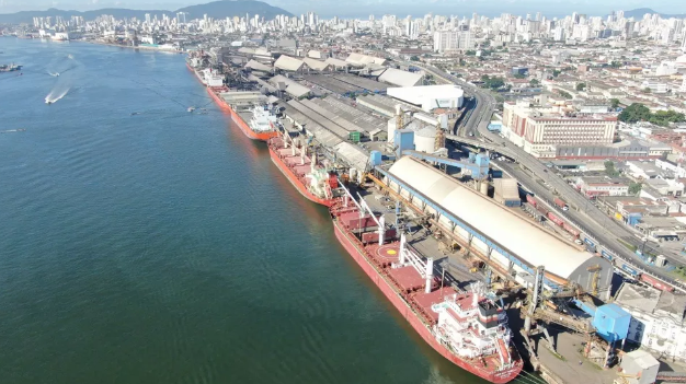 Ventania causada por ciclone extratropical paralisa navegação no Porto de Santos