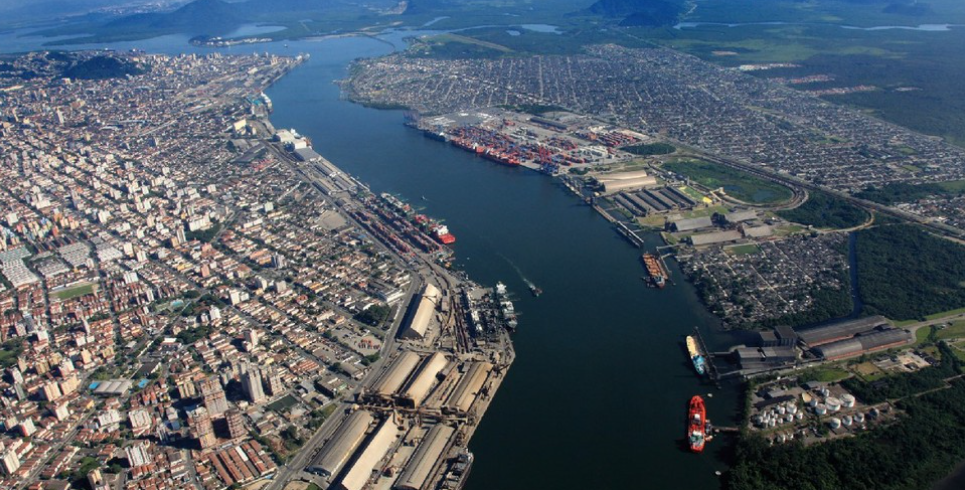 Após 24h, navegação é retomada no canal do Porto de Santos