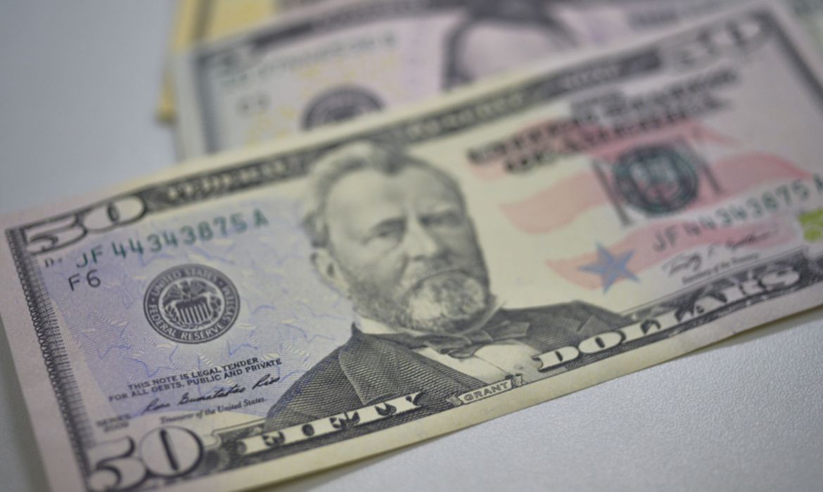 Dólar cai para R$5,11 e fecha no menor nível em sete semanas