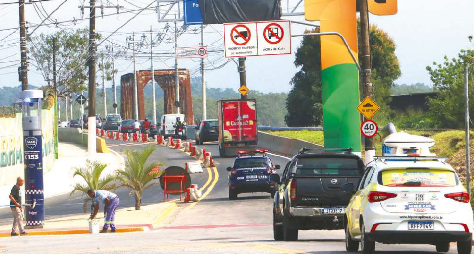 Veículos pesados são liberados em ponte