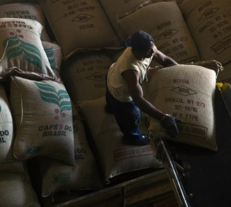 Volume de embarques de café recuou em agosto, mas receita cresceu 50%