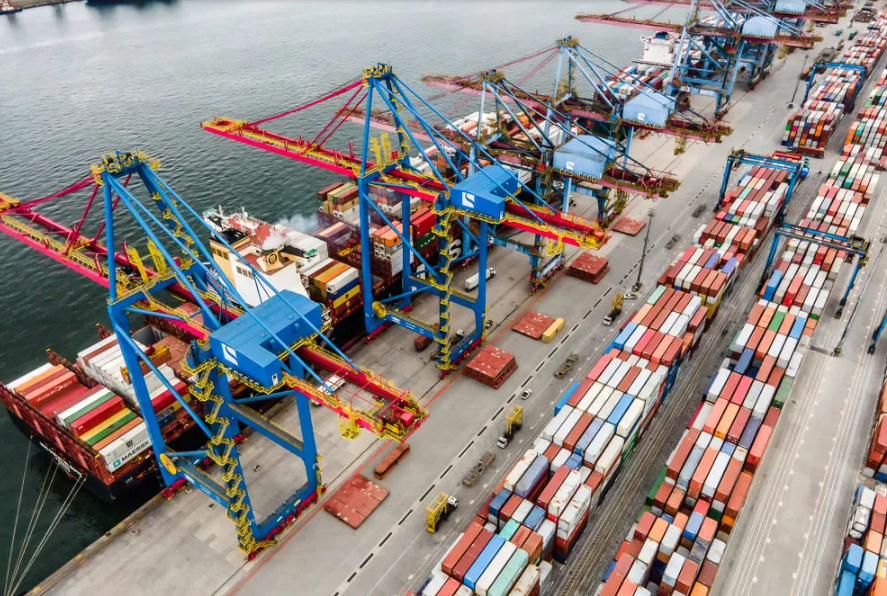 Santos Brasil movimenta 31% contêineres a mais em dezembro, em comparação a 2022