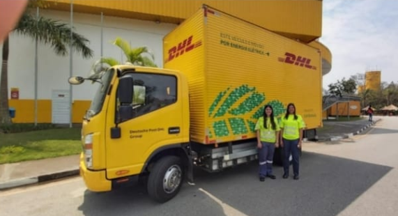 DHL amplia contratação de mulheres para conduzir caminhões elétricos