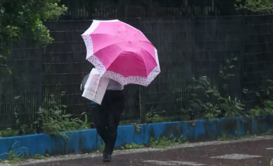 Guarda-chuva, agasalho e coragem: semana no litoral de SP será chuvosa e fria