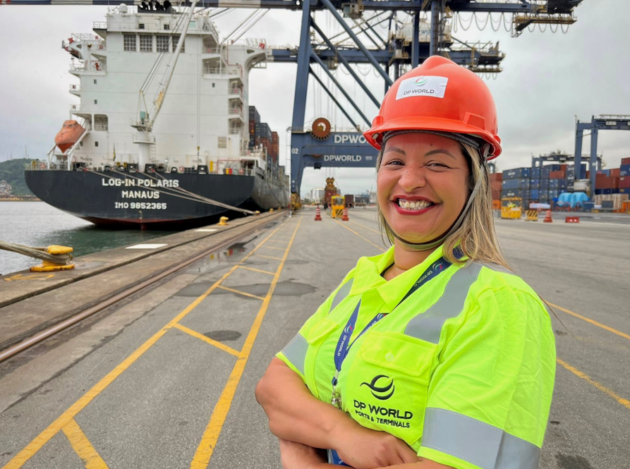 DP World tem primeira mulher a atuar como operadora de costado no Porto de Santos