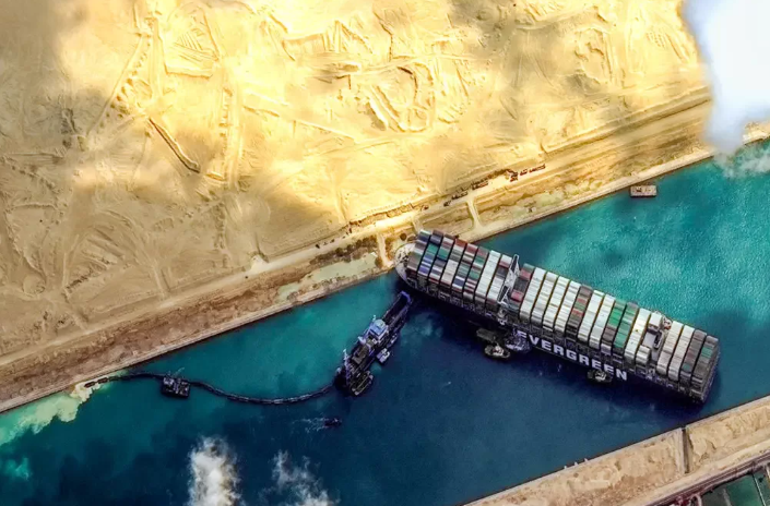 Navio de Singapura encalha no Canal de Suez, no Egito
