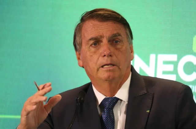 Bolsonaro veta saque do auxílio-alimentação após 60 dias