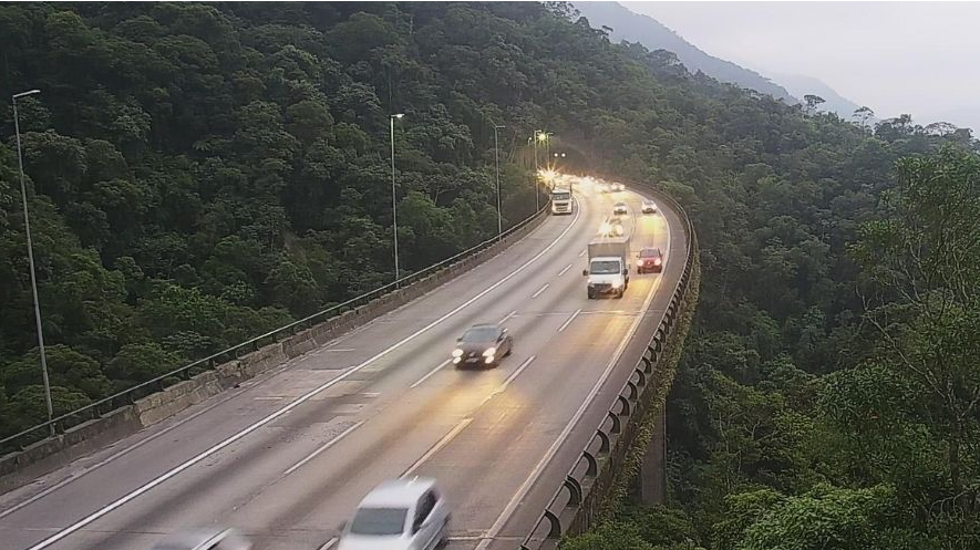 Artesp espera até 100 mil veículos em direção à Baixada Santista no feriado