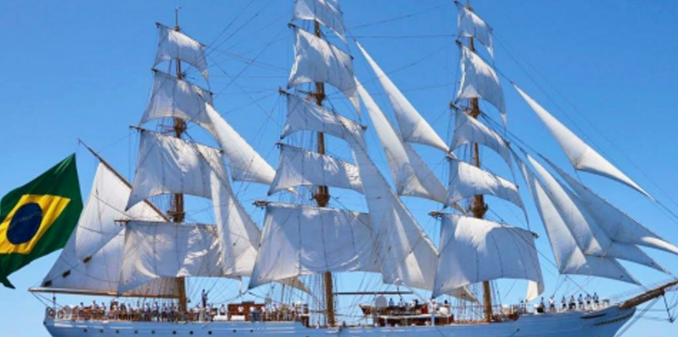 Navio-veleiro Cisne Branco, da Marinha do Brasil, visita o Porto de Santos