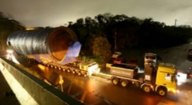 Rodovia de SP tem megaoperação para transporte de carga de 440 toneladas