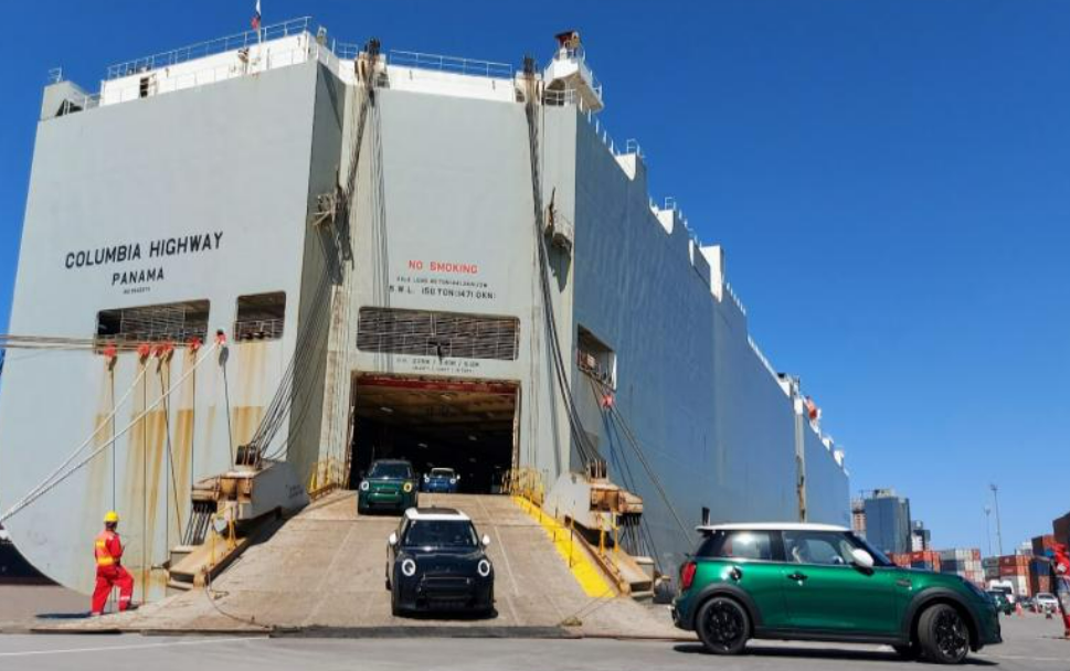 Porto de Itajaí recebe 1.235 veículos importados