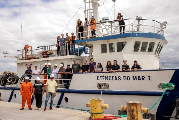 Universitários realizam pesquisas a bordo de navio em Paranaguá