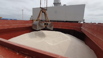 Navio com carga recorde de insumo para fertilizante atraca em Santos