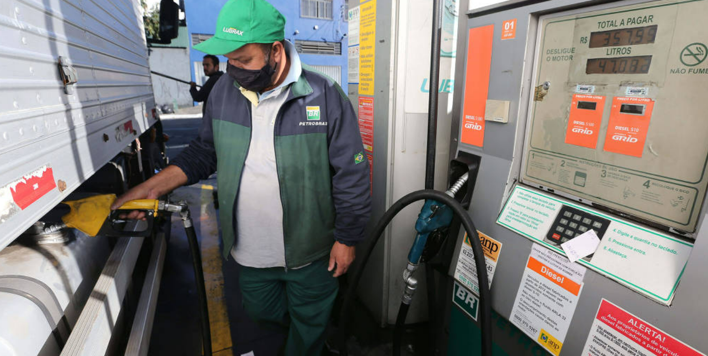 Gasolina sobe pela terceira semana seguida nos postos, diz ANP