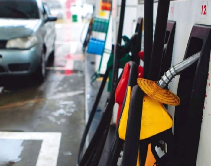 Gasolina cai em Cubatão e PG e sobe em Santos