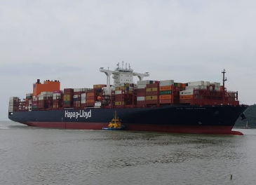 Navio com 51 m de largura abre etapa de manobras de teste em Itajaí