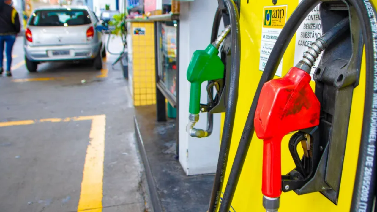 Gasolina sobe pela quarta semana seguida e se aproxima dos R$ 5