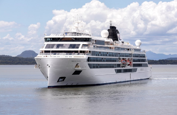 Transatlântico Viking Octantis é recebido com festa típica em Paranaguá