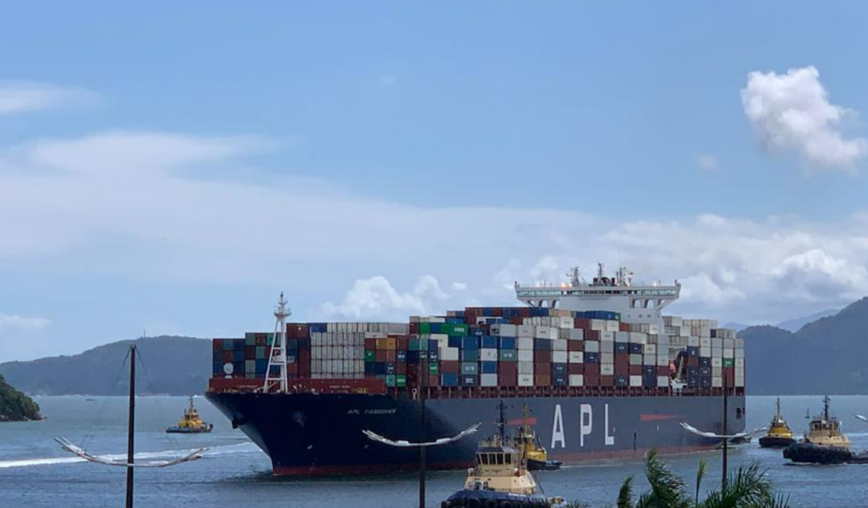 Meganavio mercante de 347 metros chega ao Porto de Santos