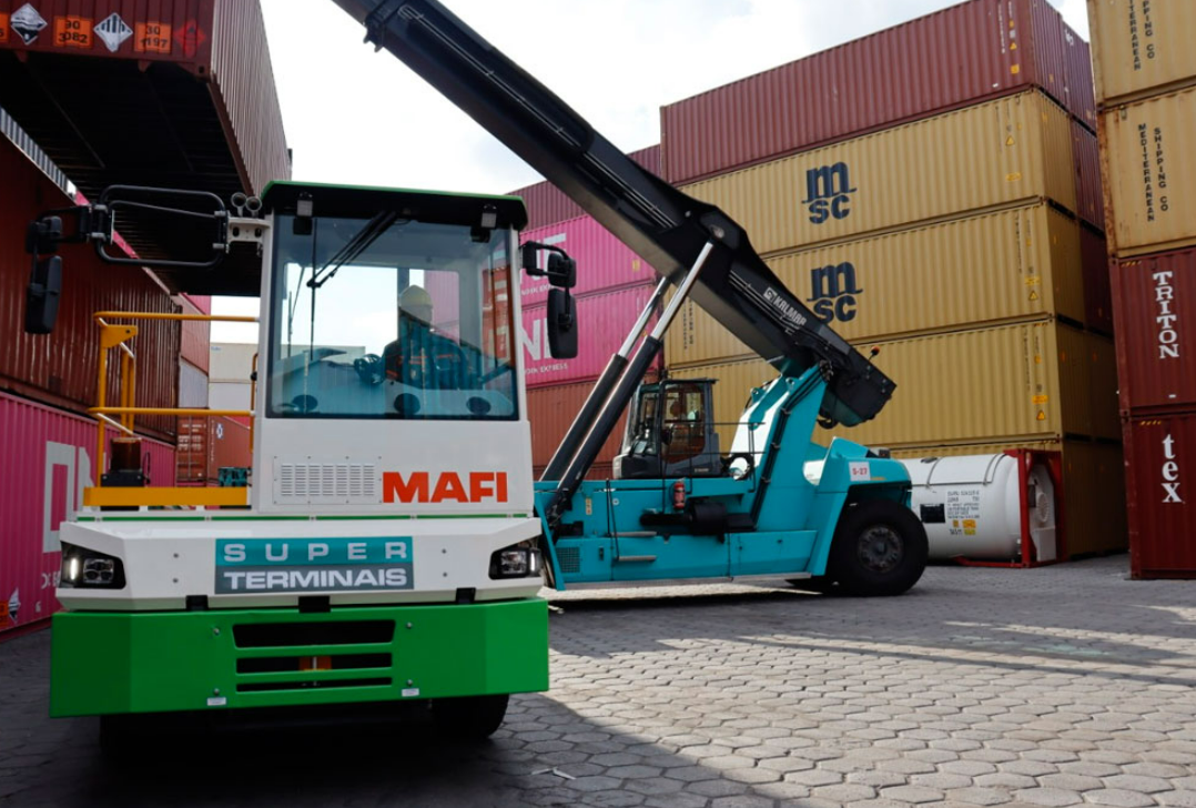 Primeiro terminal tractor 100% elétrico do Brasil começa a operar no Super Terminais, em Manaus