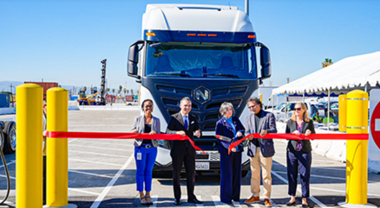 Porto de Long Beach desenvolve estações de carregamento de caminhões elétricos