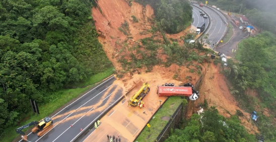 Ligação entre os estados do Paraná e Santa Catarina segue bloqueada ao tráfego