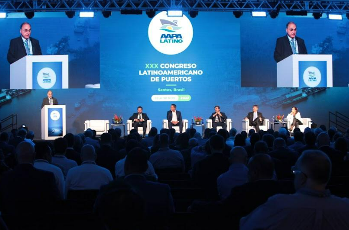 Relação entre Santos e o porto é destacada durante congresso internacional
