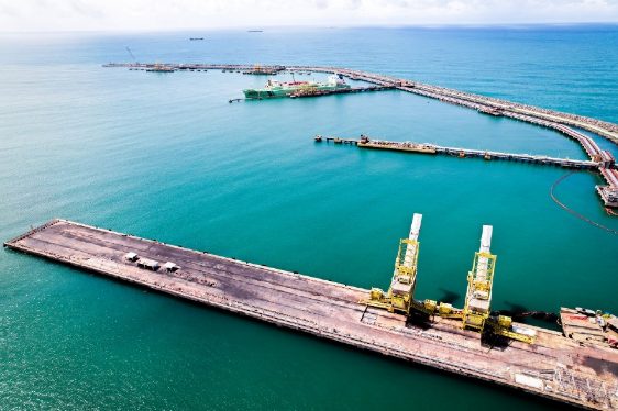 Empresa vai investir R$ 2 bi em terminal de GNL no Porto de Suape