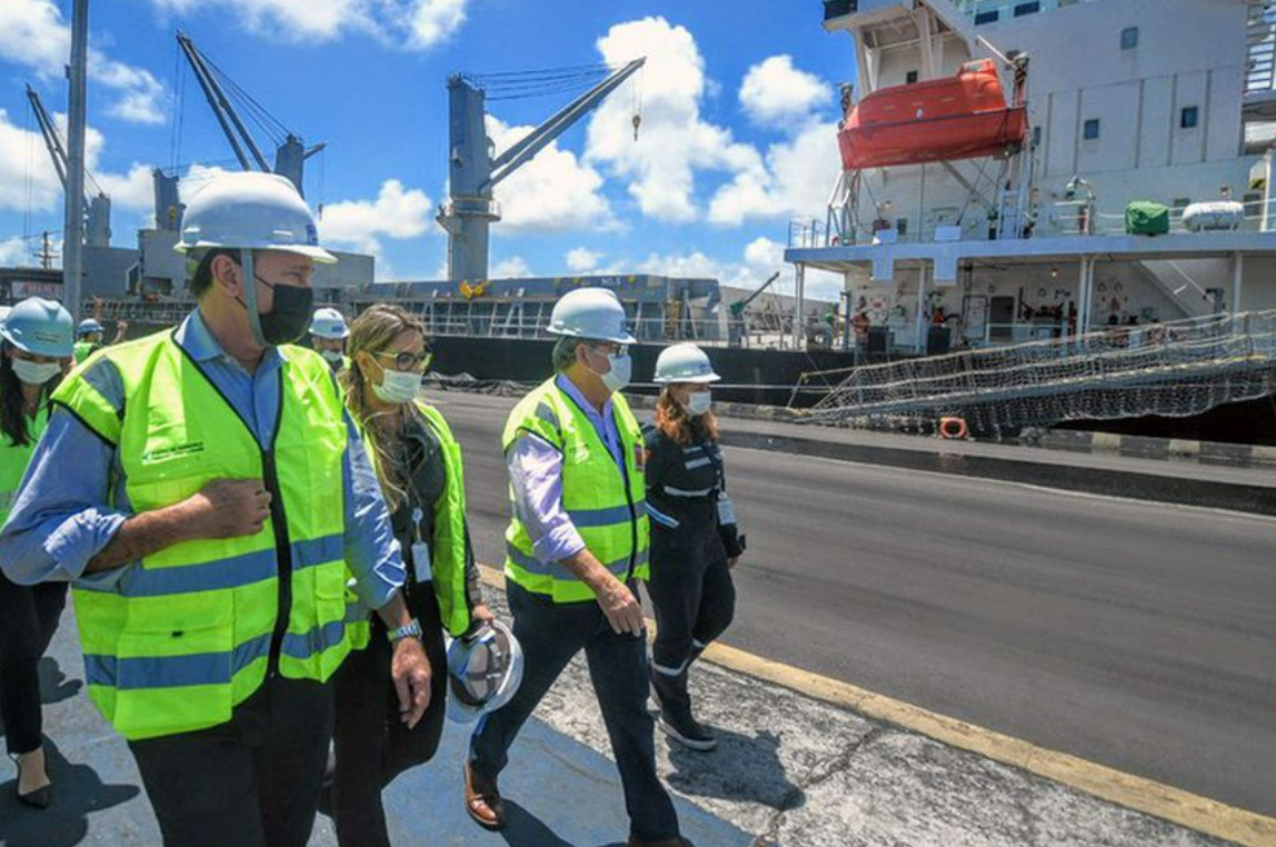 Porto de Cabedelo poderá receber navios de até 55 mil toneladas com dragagem; governador visita obra
