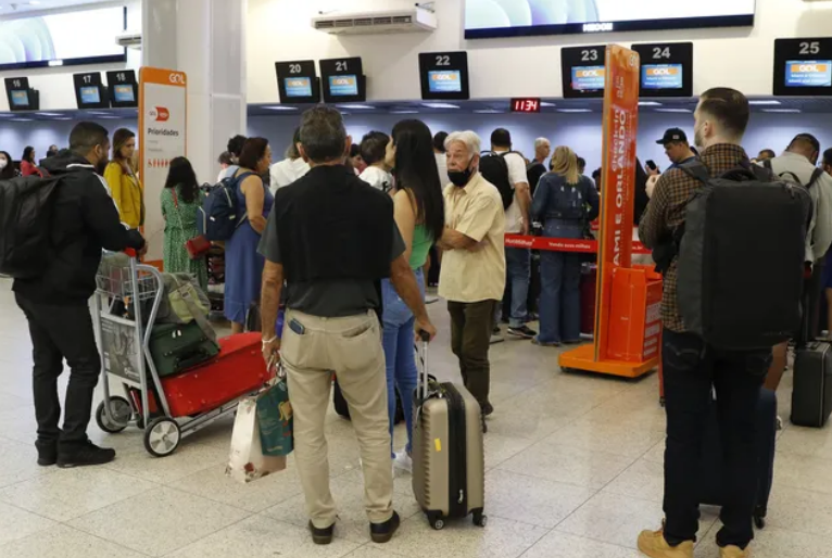 Greve de pilotos chega ao quarto dia com atrasos em voos e sem negociações