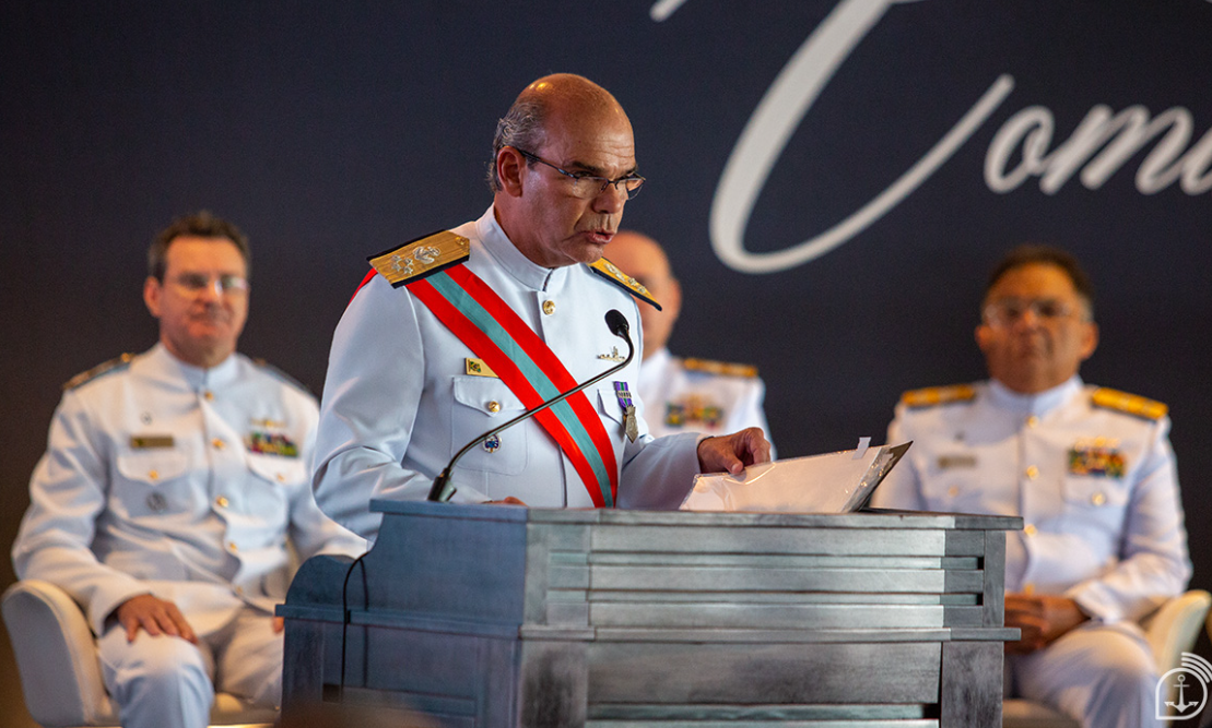 Almirante Olsen assume o Comando da Marinha