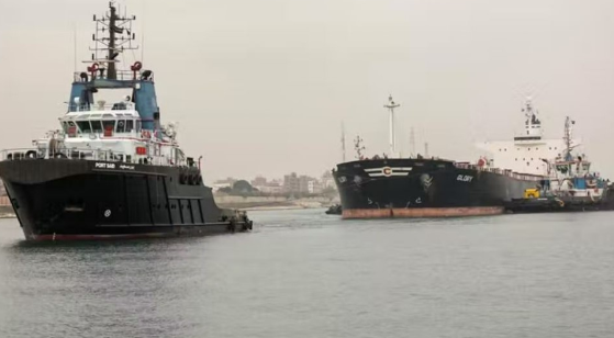 Canal de Suez é liberado após encalhe de navio