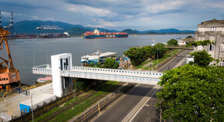 Passarela na região da alfândega deixa o acesso mais seguro para os passageiros da travessia de lanchas entre Santos e Guarujá