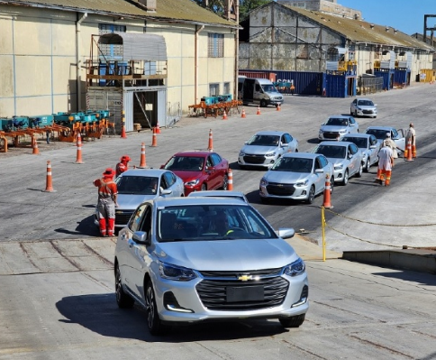 Porto do Rio Grande realiza primeiro embarque de cargas rodantes do ano