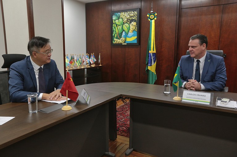 Ministro Fávaro recebe embaixador da China para tratar do caso de EEB no Brasil
