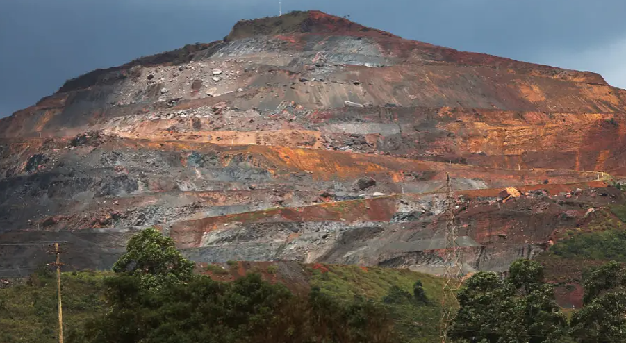 Minério de ferro cai sob pressão de aumento de estoques em portos da China