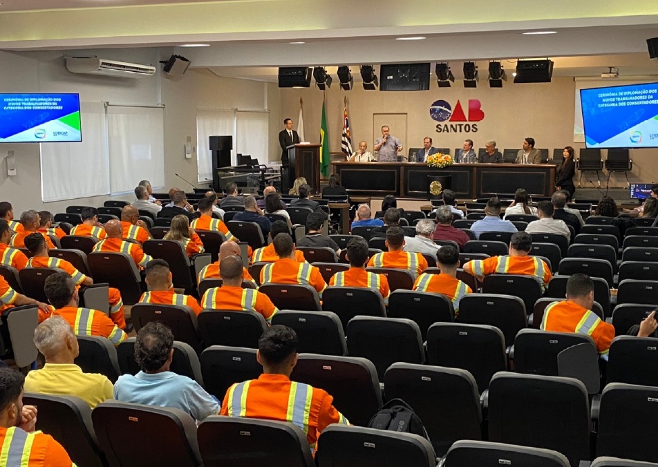 Consertadores aprovados em processo seletivo do Ogmo Santos são diplomados