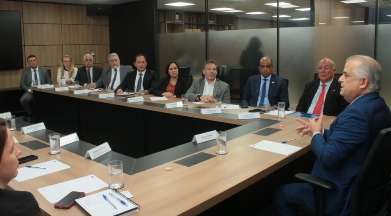 França promete simplificar arrendamentos portuários