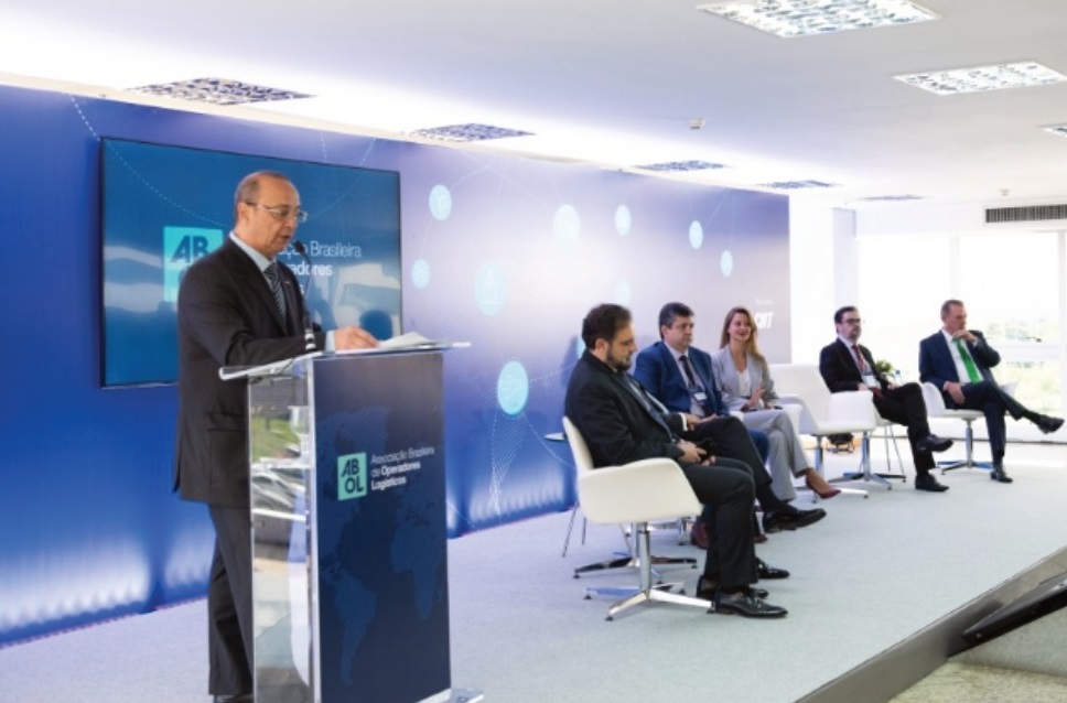 Representantes e autoridades discutem desafios da logística em seminário da Abol