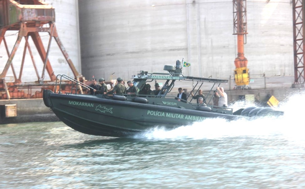 PM Ambiental recebe embarcação blindada para patrulhamento no Litoral de SP