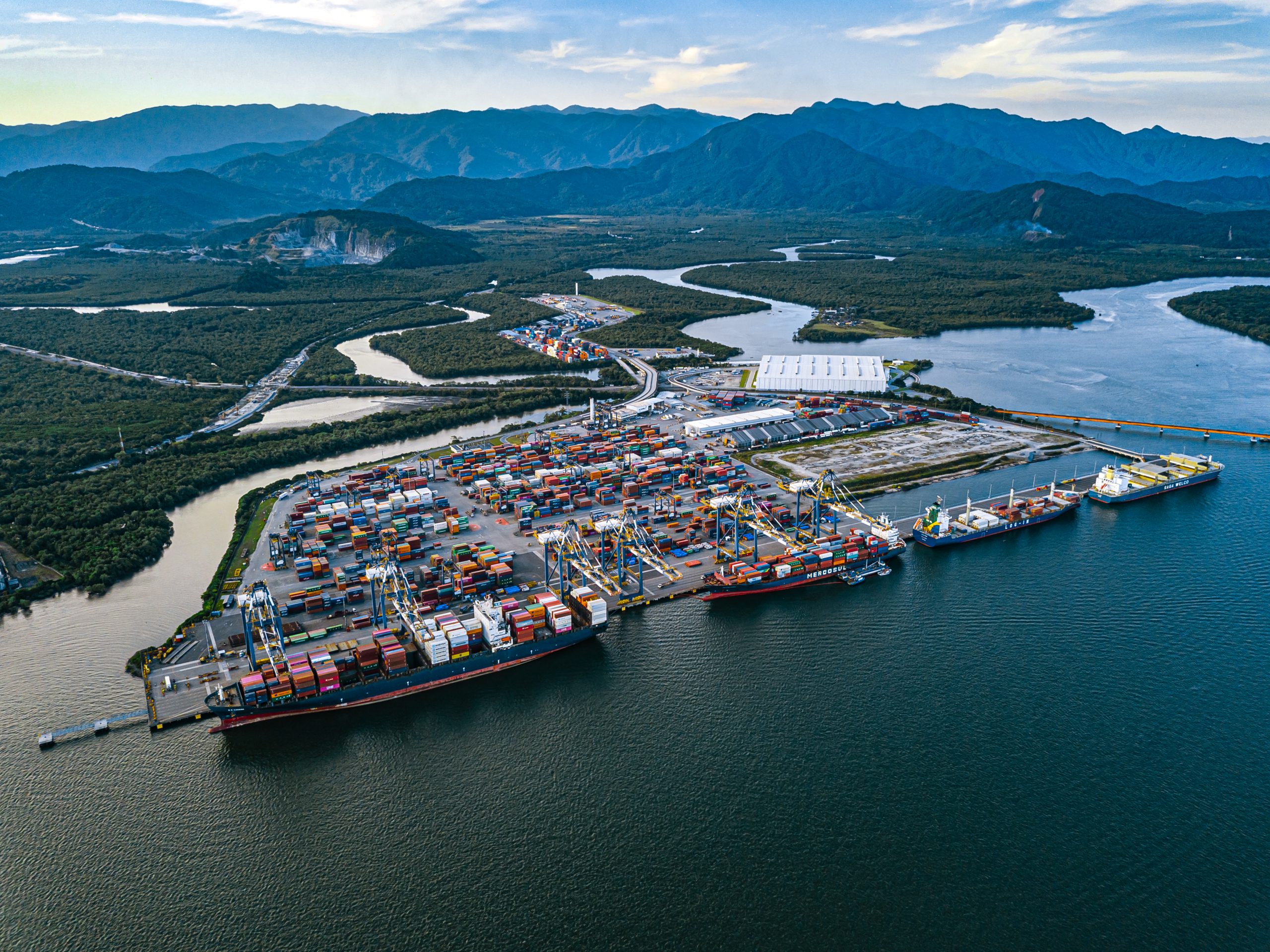 DP World Brasil recebe novo serviço semanal que conecta a Europa e o Mediterrâneo