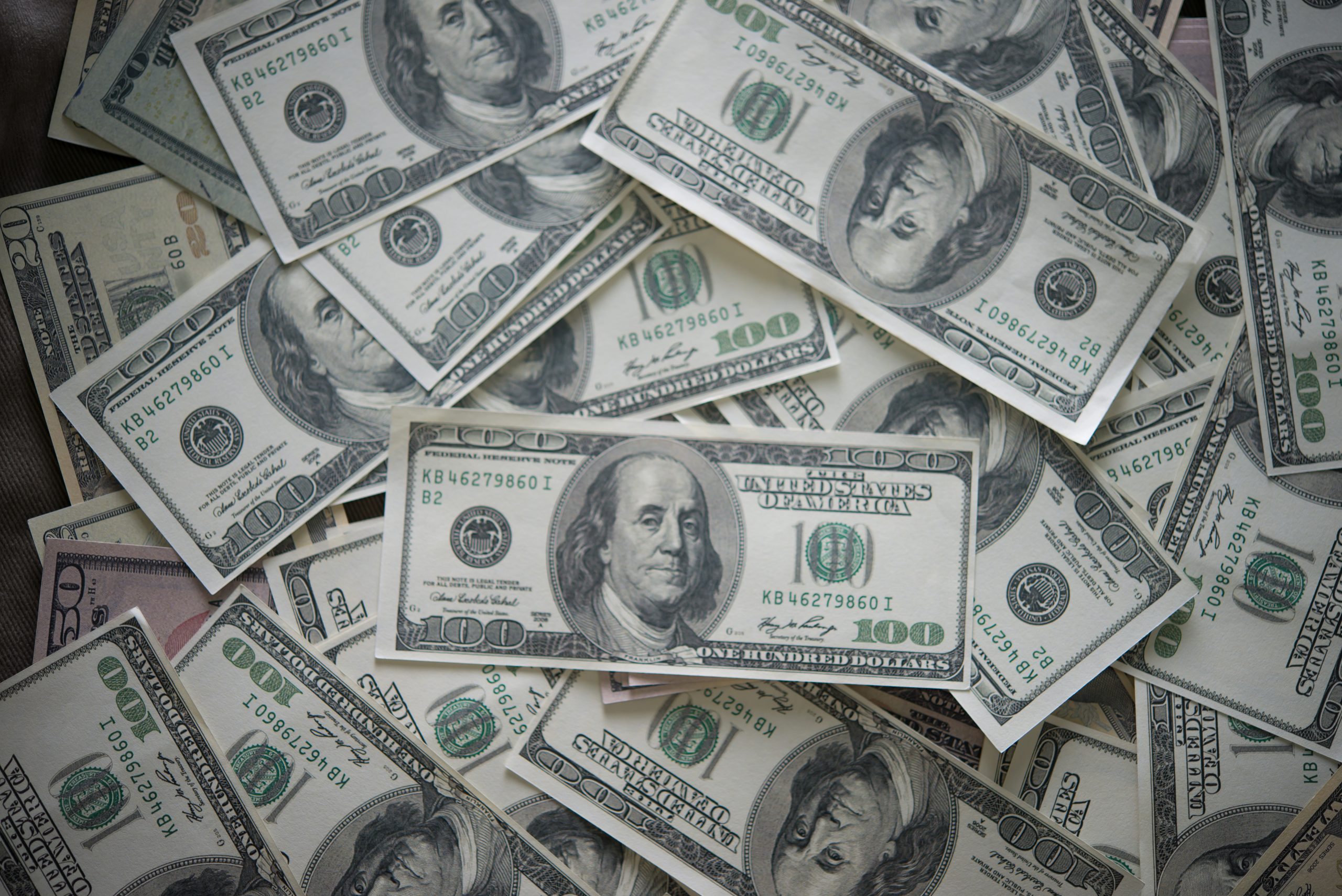 Dólar cai para R$ 5,46 e tem primeira queda semanal em um mês e meio
