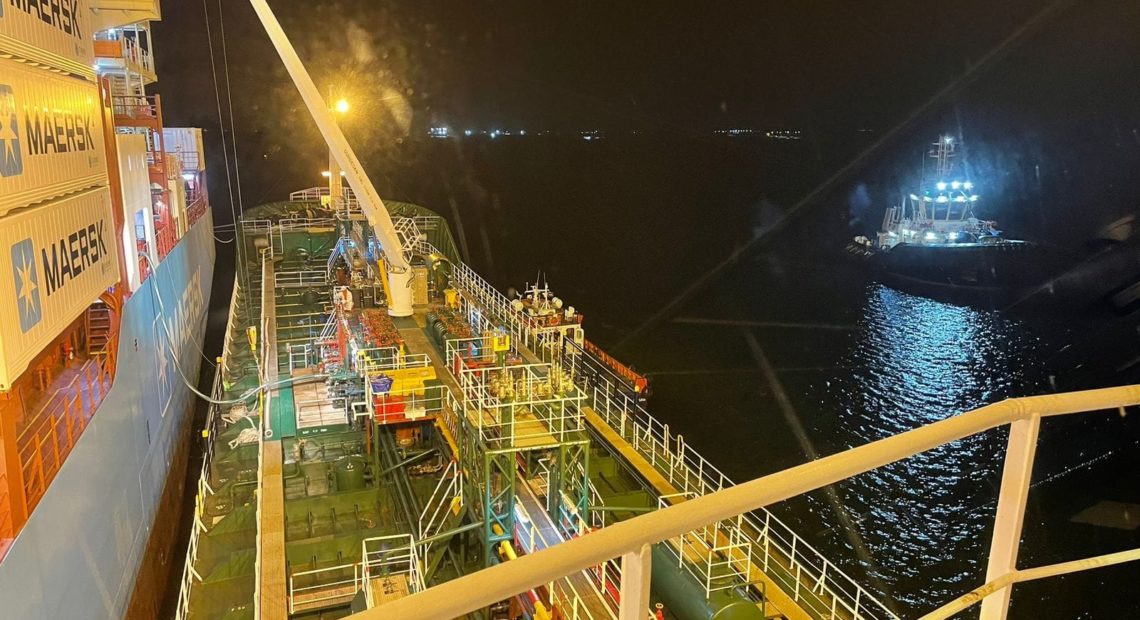 Navio é abastecido com combustível verde no Egito