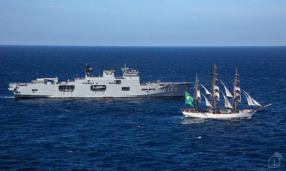 Navio-Veleiro e Capitânia da Esquadra brasileira se encontram no mar