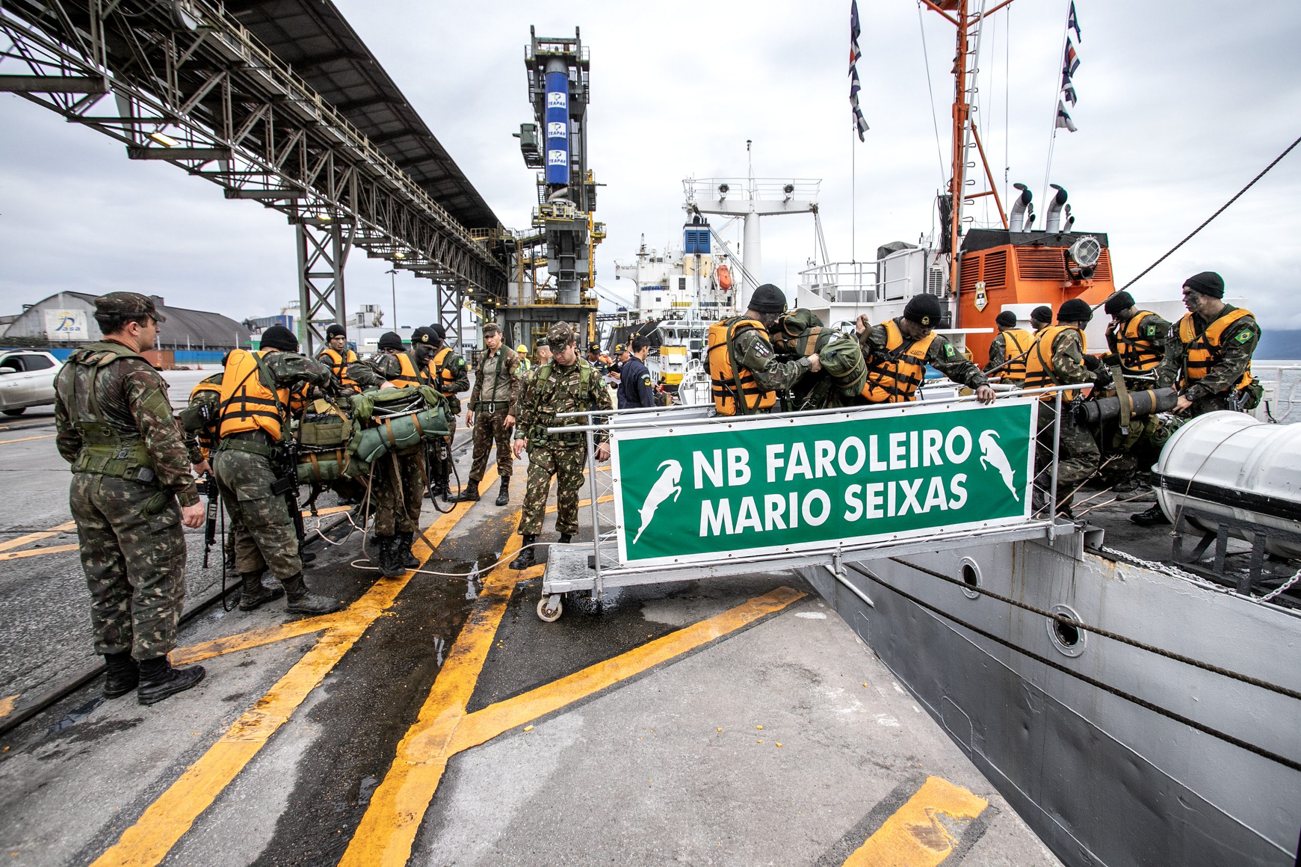 Porto de Paranaguá recebe navio da Marinha para exercício de oficiais do Exército