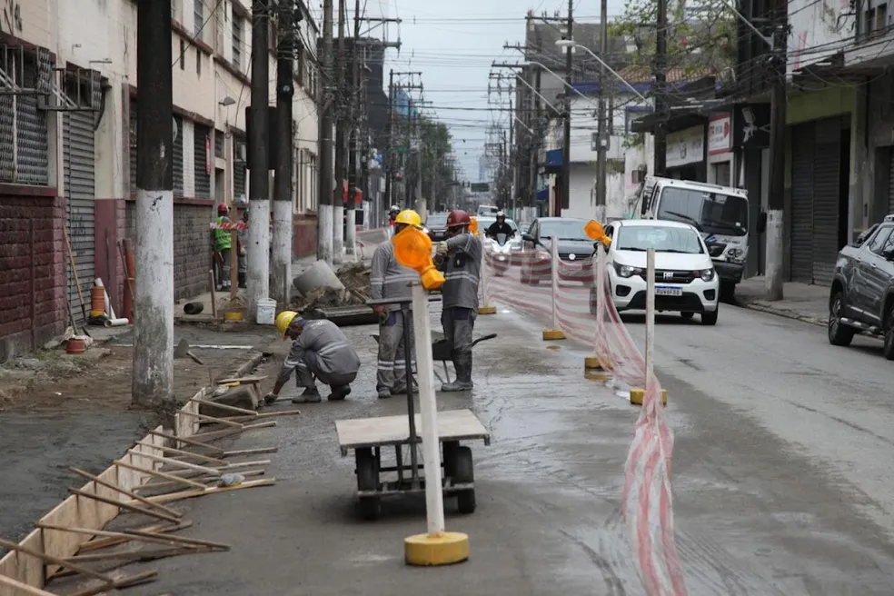 Obras do VLT e de pavimentação interditam ruas e avenidas de Santos; confira as alternativas