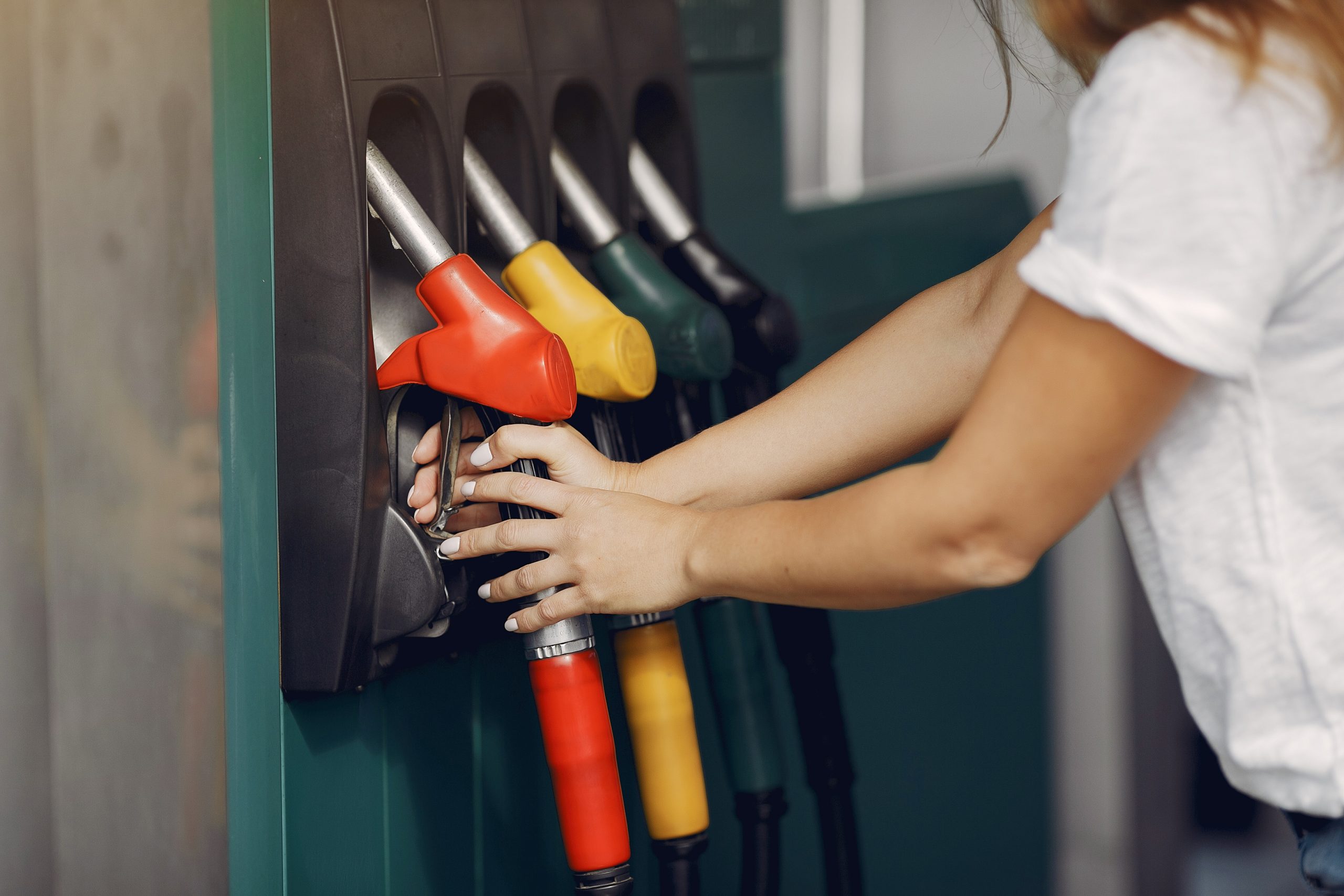 Gasolina fica mais cara no Brasil do que no exterior