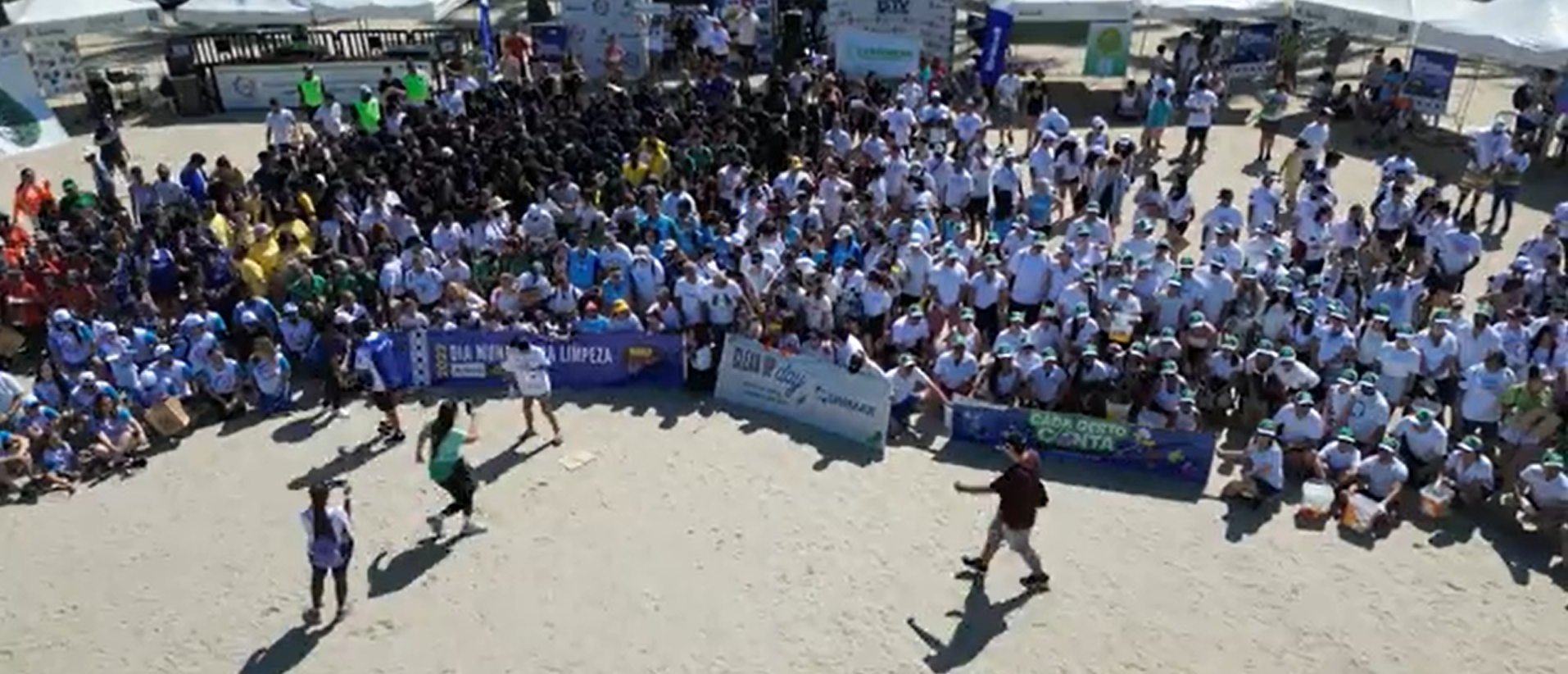 Voz dos Oceanos promove limpeza nas areias do Guarujá