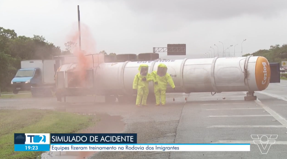 Rodovia Imigrantes recebe simulação de acidente com caminhão carregado de produto perigoso