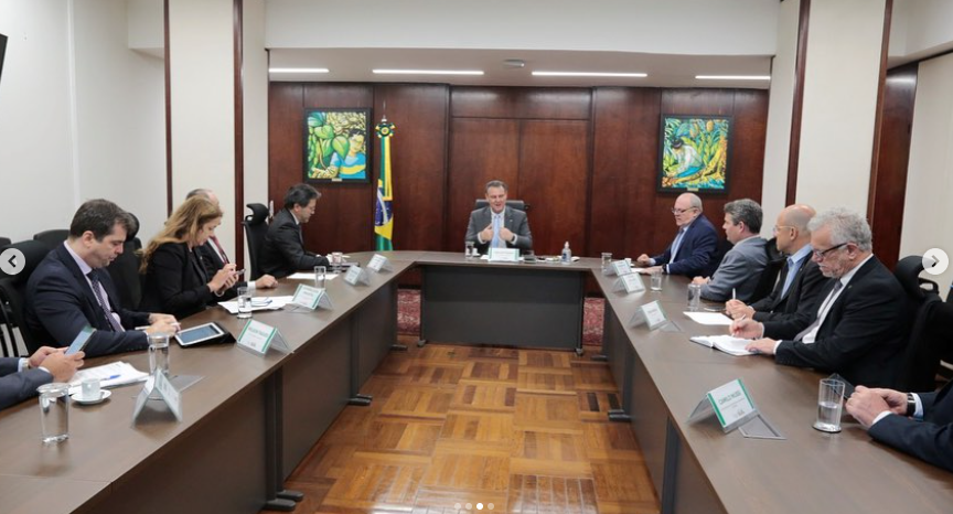 Ministro Carlos Fávaro recebe secretário da Receita Federal em reunião inédita no Mapa